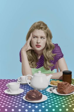 Eskimiş sarışın. Masada dalgın dalgın oturan güzel bir kızın portresi. Gökkuşağı tarzı palet. Güzellik anlayışı, eski tarz, moda, zarafet, 60 'lar, 70' ler, aile. İlan için alanı kopyala