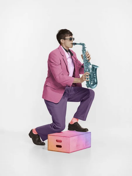 Actuación Solitario Joven Vintage Elegante Hombre Tocando Saxofón Aislado Sobre — Foto de Stock