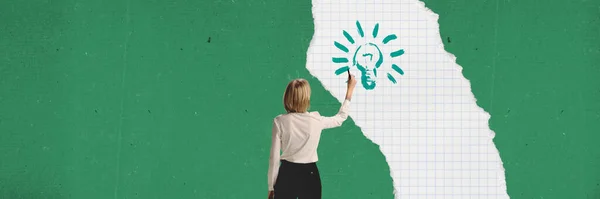 当代艺术与商业女性的拼贴 项目经理在绿色背景的方块纸上画灯泡 班纳业务战略 广告概念 — 图库照片