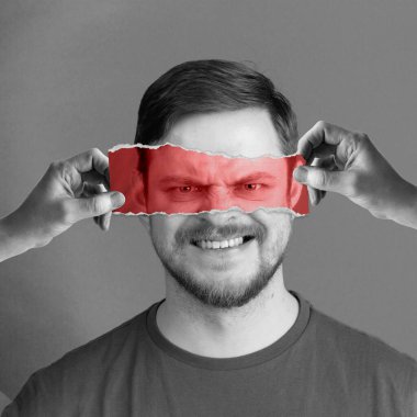 Öfke ve gülümseme kombinasyonu. Olumlu yüzlü sakallı bir adam ve kızgın gözlü bir fotoğraf parçası. Sinir bozucu. Kavramsal sanat kolajı. İnsan duyguları kavramı, çeşitlilik, iç dünya, psikoloji