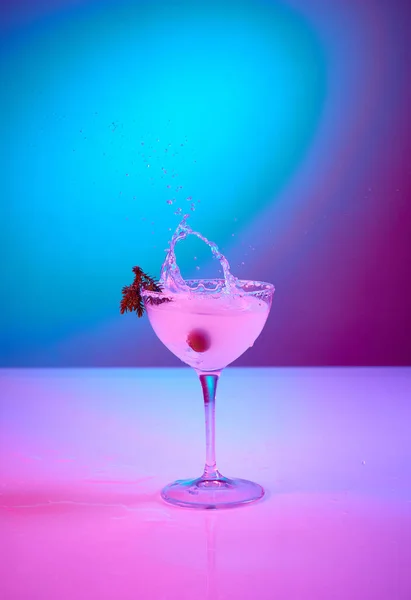 Champagner Spritzt Leckeres Margarita Glas Über Rosa Farbverlauf Hintergrund Neon — Stockfoto