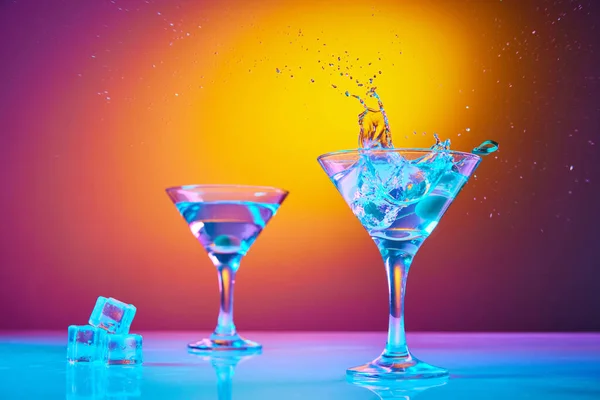 Πορτρέτο Ποτήρια Κλασικού Dry Martini Cocktail Ελιές Πολύχρωμη Διαβάθμιση Φόντου — Φωτογραφία Αρχείου