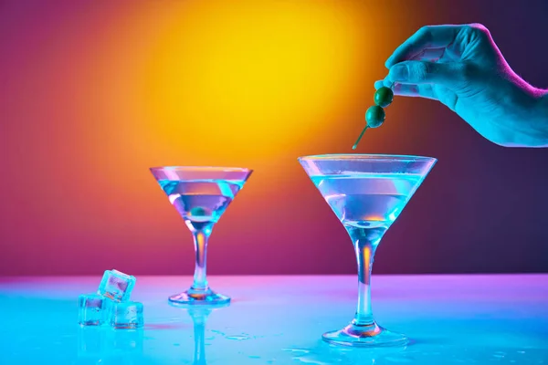 Porträt Mit Gläsern Des Klassischen Trockenen Martini Cocktails Mit Oliven — Stockfoto