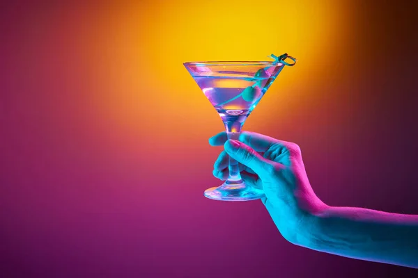 Zárja Képet Emberi Kéz Kezében Üveg Martini Alkohol Koktél Olívabogyóval — Stock Fotó