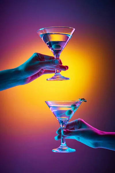 Proost Gebaar Menselijke Handen Met Glazen Lekkere Martini Alcohol Cocktail — Stockfoto