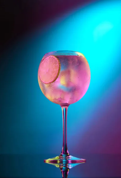 Šumivé Pití Sladký Chutný Alkoholový Koktejl Mojito Skle Ledem Limetkou — Stock fotografie