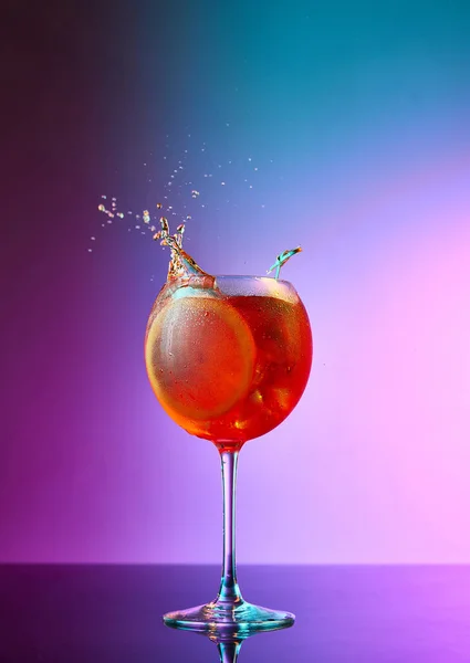 Klassischer Italienischer Aperol Spritz Cocktail Glas Über Gradientem Neon Hintergrund — Stockfoto