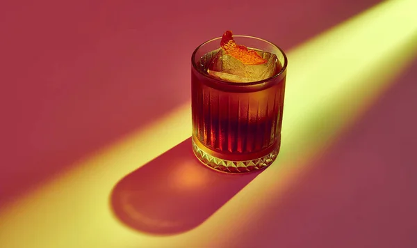 Glas Verfrissende Negroni Cocktail Met Bittere Smaak Ijs Gegarneerd Met — Stockfoto