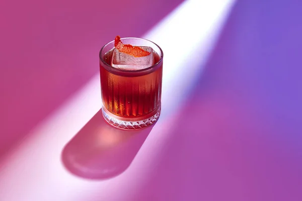 Ποτήρι Νόστιμο Κοκτέιλ Negroni Πικρή Γεύση Και Πάγο Γαρνιρισμένο Φλούδα — Φωτογραφία Αρχείου