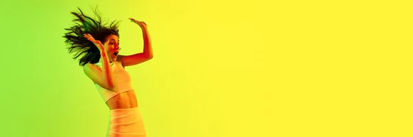 酸の緑と黄色の背景にVrメガネをかけている10代の少女 未来の若者とバーチャルライフスタイル ゲーム デジタル化 テクノロジーの概念 テキスト 広告のコピースペースを持つバナー — ストック写真