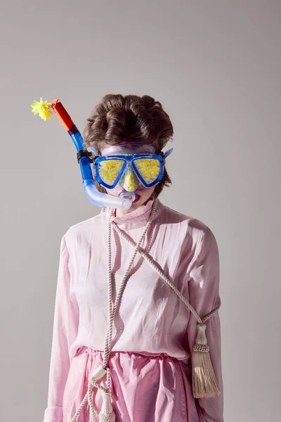 Retrato Niña Traje Rosa Posando Máscara Buceo Acuático Sobre Fondo — Foto de Stock