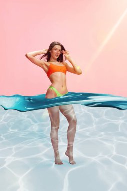 Formda, ince vücutlu, şık, rahat bir mayo giyen güzel bir genç kadın. Su tasarımlı pembe stüdyo arka planına karşı. Yaz mevsimi kavramı, moda, kadın güzelliği, tatil, yaşam tarzı, reklam