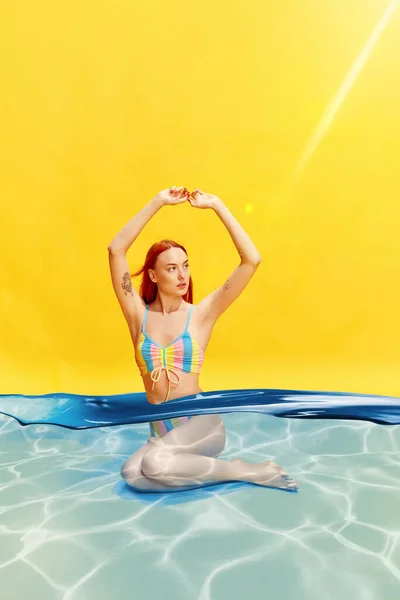 Schöne Junge Frau Mit Schlankem Körper Stylischem Gestreiftem Badeanzug Vor — Stockfoto