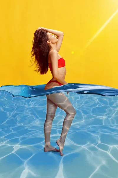 Entspannte Junge Frau Mit Schlankem Körper Einem Eleganten Bequemen Badeanzug — Stockfoto