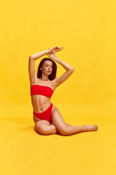 Attraktives Brünettes Junges Mädchen Mit Relief Fit Perfekter Körper Rotem — Stockfoto