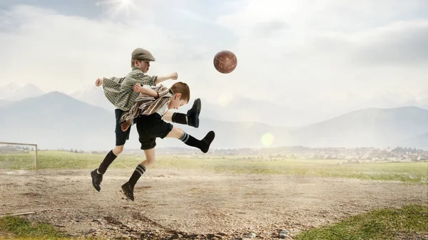 Παιχνιδιάρικα Αγοράκια Παιδιά Ρετρό Ρούχα Παίζουν Ποδόσφαιρο Κλωτσάνε Μπάλα Στο — Φωτογραφία Αρχείου
