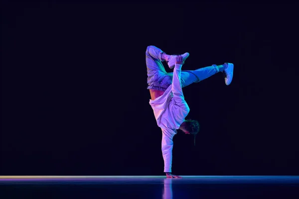 Jeugdcultuur Jonge Man Casual Kleding Maken Prestaties Dansen Breakdance Tegen — Stockfoto