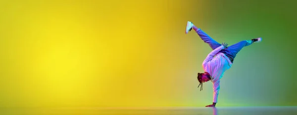 Girar Uma Mão Jovem Com Temores Roupas Casuais Dançando Breakdance — Fotografia de Stock