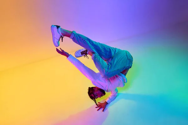 Chico Joven Creativo Ropa Casual Bailando Hip Hop Contemporáneo Breakdance — Foto de Stock