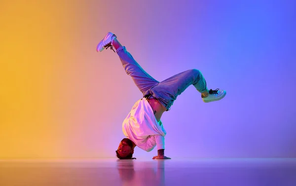 Jeune Homme Créatif Tenue Décontractée Dansant Hip Hop Contemporain Breakdance — Photo