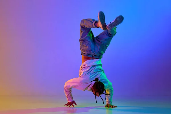 Esnek Genç Bir Adam Break Dans Yapan Düşünceli Bir Dansçı — Stok fotoğraf