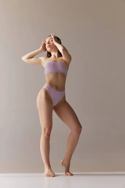 Fullständigt Porträtt Ung Attraktiv Flicka Med Smal Kropp Poserar Underkläder — Stockfoto