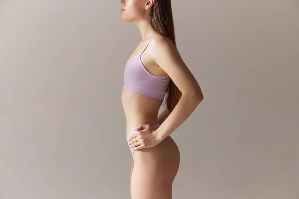 Nce Kadın Vücudu Göğsü Göbeği Çamaşırı Giymiş Kalçaları Gri Stüdyo — Stok fotoğraf