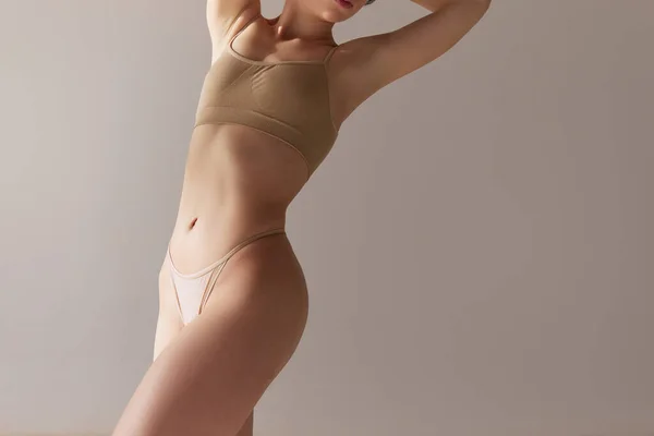 Vágott Kép Gyönyörű Női Test Bézs Fehérneműben Szemben Szürke Stúdió — Stock Fotó