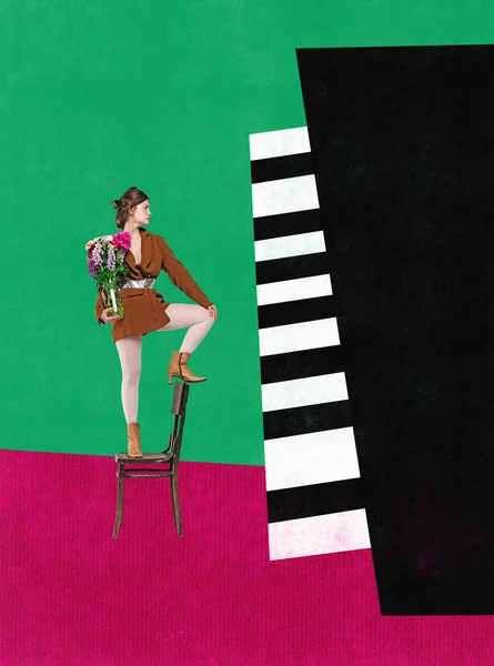 Piyanonun Yanında Çiçekli Retro Elbiseli Genç Bir Kız Konser Sonrası — Stok fotoğraf