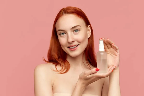 Modelo Moda Mostrando Garrafa Soro Sorrindo Sobre Fundo Estúdio Rosa — Fotografia de Stock