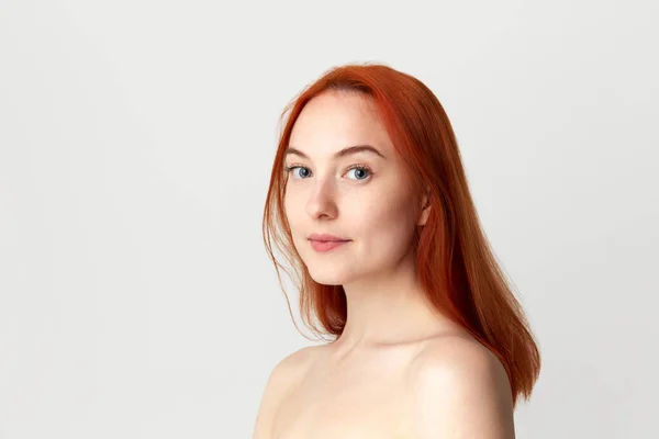 Fiatal Kaukázusi Gyönyörű Lány Tökéletes Bőr Egészséges Vörös Haj Pózol — Stock Fotó