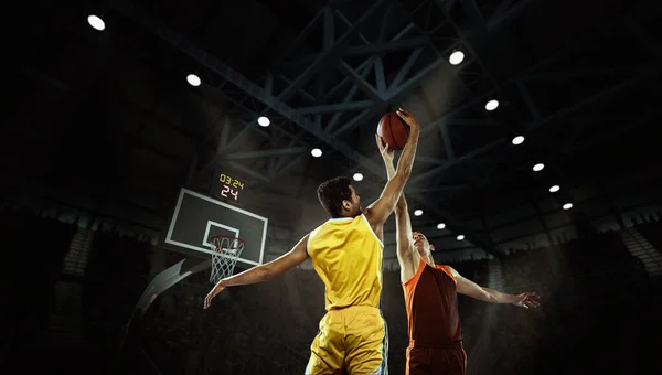 ボールのために戦う 3Dモデルスポーツアリーナでバスケットボールボールと行動中の若いバスケットボール選手 ライバル ゲーム スポーツ 広告の概念 チームカラーを身に着けている選手スポーツウェア — ストック写真