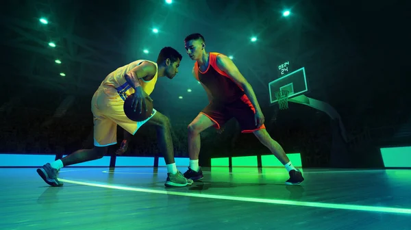 Unga Idrottare Professionella Två Basketspelare Konkurrenskraftiga Lag Aktion Med Boll — Stockfoto