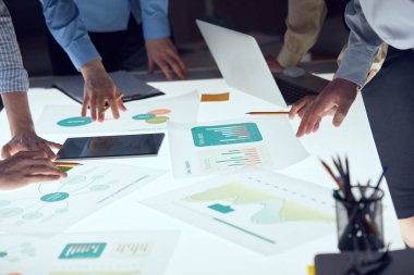 Beyin fırtınası. Bir grup iş adamı alet ve dizüstü bilgisayar kullanıyor, toplantı odasındaki konferans sırasında görüşüyorlar. Takım çalışması kavramı, başlangıç projesi, kariyer büyümesi, reklam