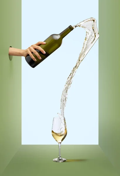 Leveza Adorável Derramando Vinho Branco Vidro Sobre Fundo Branco Verde — Fotografia de Stock