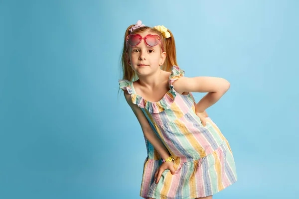 Portret Van Een Mooi Klein Meisje Kind Poserend Een Roze — Stockfoto