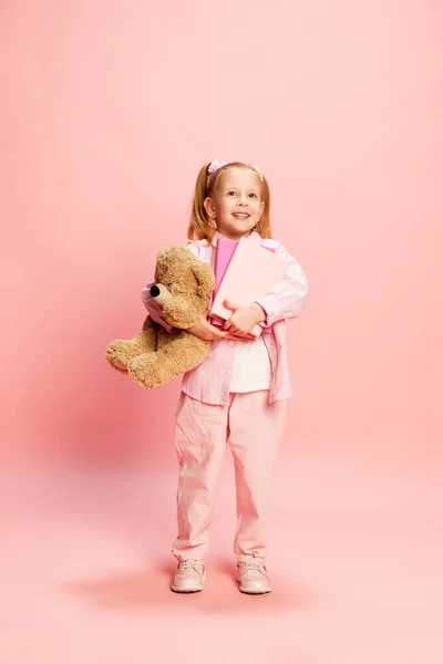 Retrato Completo Menina Bonito Criança Com Muitos Livros Urso Brinquedo — Fotografia de Stock