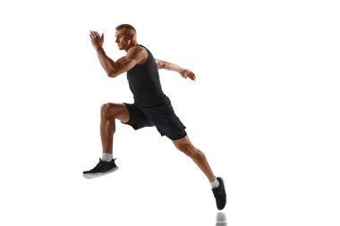 Kaslı, güçlü, fit vücutlu, beyaz stüdyo geçmişine karşı hareket eden profesyonel koşucunun dinamik görüntüsü. Spor, rekabet, sağlık, güç ve hız kavramı, reklam