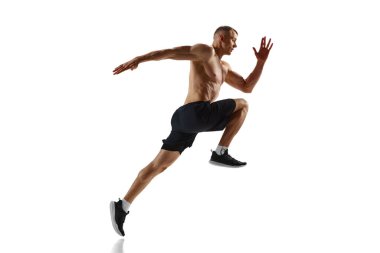 Dayanıklılık. Profesyonel sporcunun dinamik görüntüsü, hareketli üstsüz kaslı adam, koşuyor, beyaz stüdyo geçmişine karşı antrenman yapıyor. Spor, rekabet, sağlık, güç ve hız kavramı, reklam