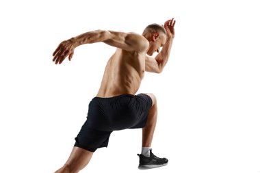 Gömleksiz, formda, kaslı vücutlu, profesyonel sporcu, beyaz stüdyo geçmişine karşı yarışıyor. Spor, rekabet, sağlık, güç ve hız kavramı, reklam