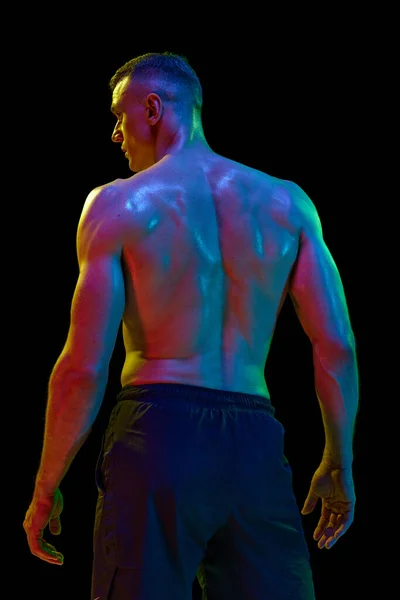Образ Человека Мускулистым Рельефным Подтянутым Рубашки Телом Позирующим Фоне Черной — стоковое фото