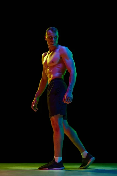 Schöner Mann Mit Muskulösem Reliefartigem Tailliertem Hemdslosem Körper Der Vor — Stockfoto
