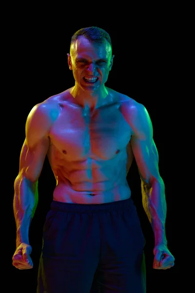英俊的男人 肌肉发达 赤身裸体 在霓虹灯下面对着黑色的工作室背景 身体护理 广告的概念 — 图库照片
