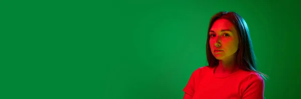 Портрет Молодой Девушки Красной Одежде Смотрящей Камеру Серьезным Лицом Зеленом — стоковое фото