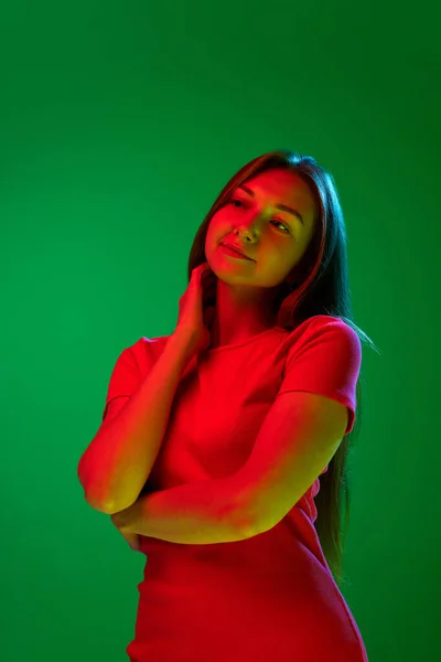 Portret Pięknej Młodej Kobiety Czerwonej Sukience Delikatnie Pozującej Zielone Tło — Zdjęcie stockowe