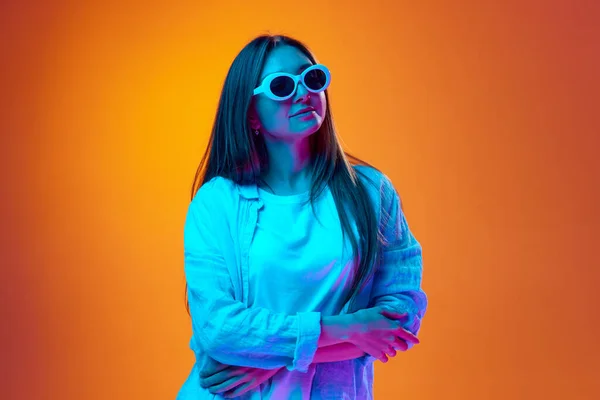 Портрет Молодої Жінки Повсякденному Одязі Позує Модних Сонцезахисних Окулярах Проти — стокове фото