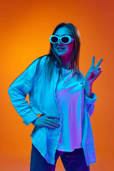 Moda Güneş Gözlüğü Takmış Genç Bir Kadının Portresi Neon Işıklarıyla — Stok fotoğraf