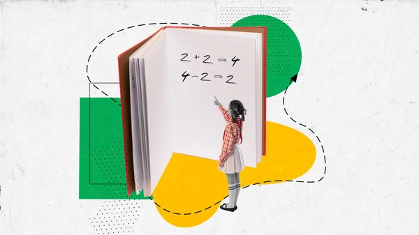 Kocaman Bir Kitabın Önünde Duran Sevimli Küçük Kız Matematik Dersi — Stok fotoğraf