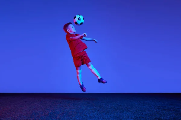 Niño Deportivo Niño Con Uniforme Rojo Jugando Entrenando Fútbol Sobre — Foto de Stock