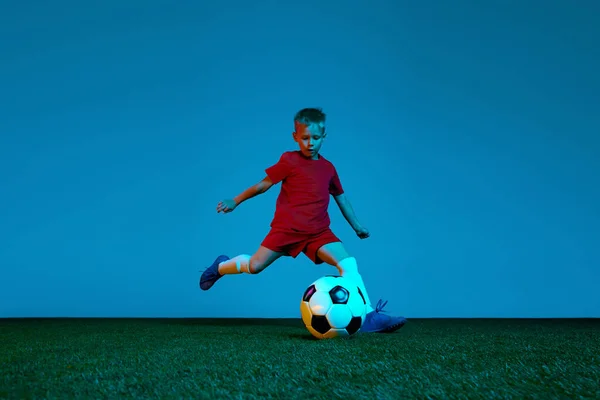 Ένα Σπορ Παιδί Ένα Αγόρι Κόκκινη Στολή Παίζει Προπονεί Ποδόσφαιρο — Φωτογραφία Αρχείου